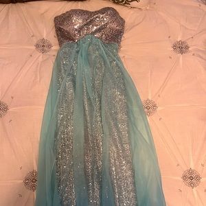 Prom dress/formal. Excellent condition. No stains, tears or snags. Size small